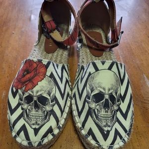 New Without Box Size 40 Sundias Cream & Black Chevron Floral Skull Ankle Strap E